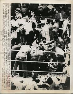1949 Press Photo Crowd at Ezzard Charles vs Joe Wolcott bout in Chicago Outlet Clearance Store