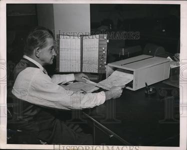 1949 Press Photo Dallas, Tx. Clerk Bill James at Pacific RR terminal Outlet Free Shipping Authentic