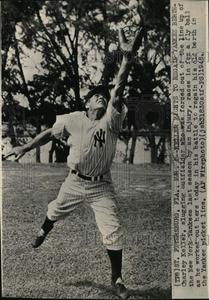 1948 Press Photo New York Yankees outfielder Charley Keller catches baseball, FL Sale Enjoy