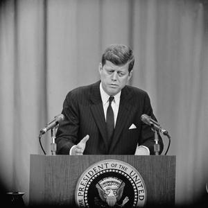 John F. Kennedy za govornicom Free Shipping Shop