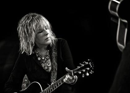 Lucinda Williams i gitara For Sale Top Quality