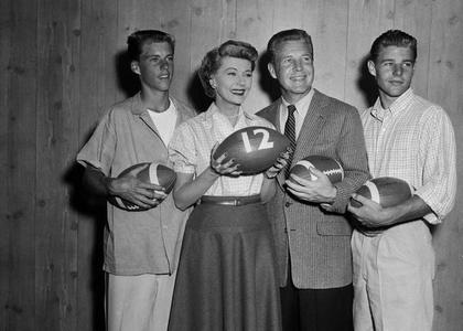 Ozzie i Harriet Nelson i njihovi sinovi Ricky i David Clearance Nicekicks