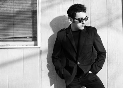Bob Dylan naslonjen na zid pored prozora Pay With Paypal