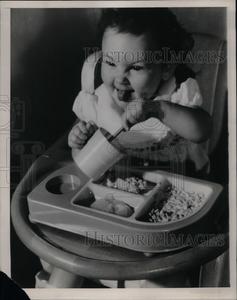 1940 Press Photo Baby Food Tray With Cup of Molded Plastic - nea67558 Sale 2025 Unisex