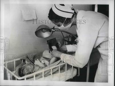 1938 Press Photo Baby's footprint is taken for precaution for mistaken identity Comfortable