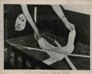 1949 Press Photo Crib Safety Strap Free Shipping Cheap