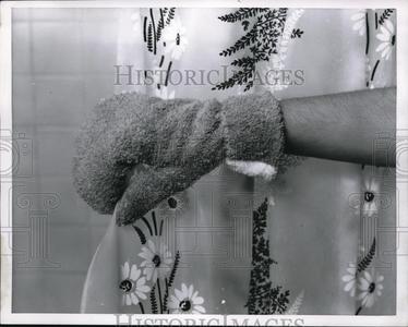 1953 Press Photo Bath Mitt Cheap Discount Sale