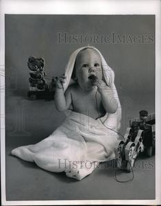 1954 Press Photo Baby dry off in style in a big hooded towel by Thomas Cheapest Pice Cheap Online