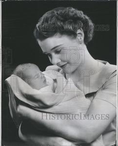 1955 Press Photo Mother Experience Care Baby 3 Months Finishline