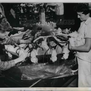 1942 Press Photo Silica Gel,a crystallized mineral w/c absorbs moisture protects Nicekicks Cheap Online