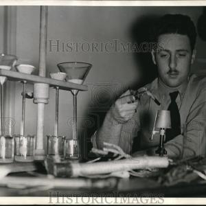 1943 Press Photo Ensign Seymor Levinson Chemist Tests For Deadly Gases Explore