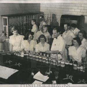 1950 Press Photo Analetical Lab PH Measurement Rende Cheap Sale Footaction