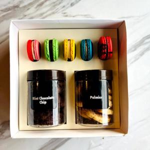 Gift Box of 2 Cookie Jars   5 Macarons Cheap Sale Footlocker Pictures