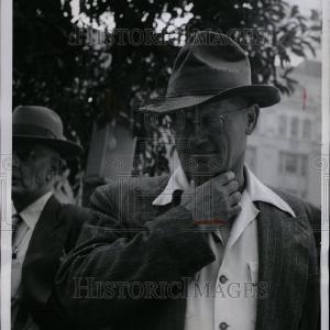 1953 Press Photo Man Choking Face Mannequins Online Online Cheap Pice