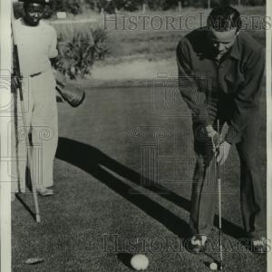 1941 Press Photo Duke Hamlin Brooklyn Dodger Pitcher golfing at 13th hole Finishline Online