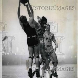 1942 Press Photo Seton Hall College Basketball Player Bob Davies & Luke Sapan Buy Cheap Very Cheap