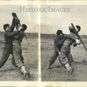 1943 Press Photo Army Foe Carrying Rifle Fixed Bayonet Free Shipping 2025