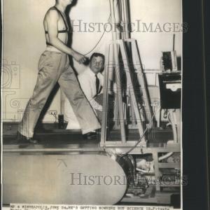 1941 Press Photo U.S Military Group Treadmill Chest Sale Manchester Great Sale
