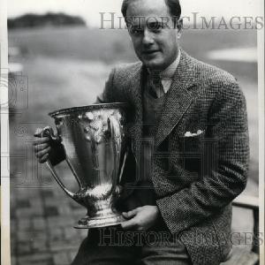 1934 Press Photo George T Dunlap Jr & National Amateur golf trophy in NC Clearance Extremely