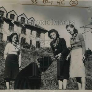 1938 Press Photo Banner Elk N.C. grizzly bear is unofficial mascot girls dorm Best Store To Get Cheap Online