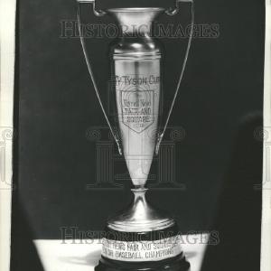 1934 Press Photo Detroit News Fair & Square Club Trophy Cheap Pick A Best