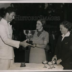 1936 Press Photo Tom Goodwin gives golf trophy to Mrs Crews, Patty Bergin Fla Buy Cheap Reliable