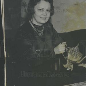 1936 Press Photo Socialite Huffman Holding Trophy Stockist Online
