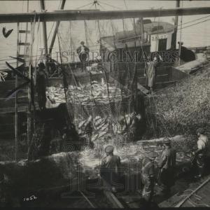 1923 Press Photo Fishing Boat Unloading Nets - neo12019 Sale Exclusive