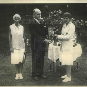 1930 Press Photo Betty Nuthall received the Trophy forr American Singles Trophy Free Shipping Genuine