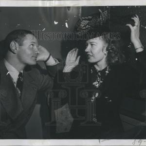 1946 Press Photo St. Louis Cardinals Charles Barrett Wife Hat Online Online Free Shipping