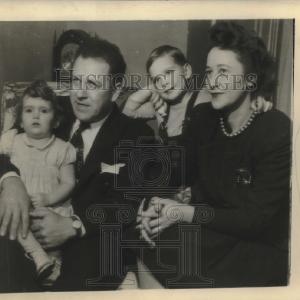 1946 Press Photo Clarence Munn New Syracuse University Football Coach & Family Cheap Genuine