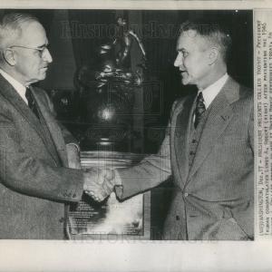 1947 Press Photo President Truman Awards Aviation Trophy To Lewis A. Rodert Discount Best Seller