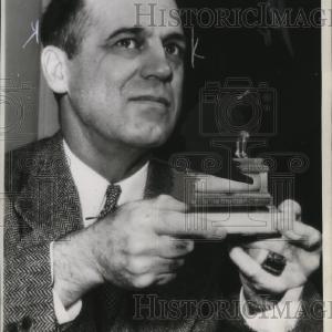 1944 Press Photo George Sisler, scout for Dodgers, holds the bronze statuette Cheap Sale Websites