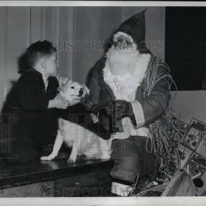 1945 Press Photo New York Jimmy Runwick gets pet new blanket from Santa NYC Sale Low Cost