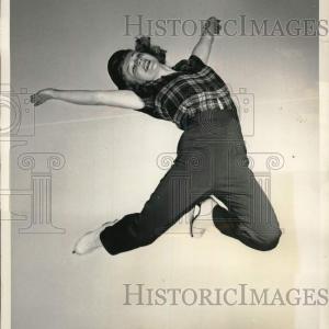 1949 Press Photo Ice skater Hazel Franklin jumps with skates, New York Classic For Sale