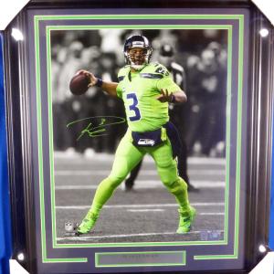 RUSSELL WILSON AUTOGRAPHED FRAMED 16X20 PHOTO SEAHAWKS COLOR RUSH RW 126674 Outlet Excellent