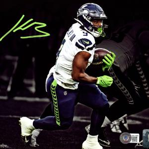 KENNETH WALKER III AUTOGRAPHED 8X10 PHOTO SEAHAWKS SPOTLIGHT BECKETT 208164 Outlet Supply