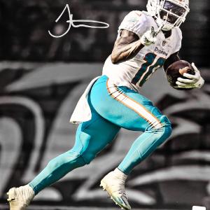 TYREEK HILL AUTOGRAPHED 16X20 PHOTO DOLPHINS SPOTLIGHT BECKETT WITNESS 220815 Outlet 2025 New