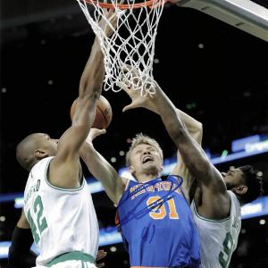 Mindaugas Kuzminskas signed 8x10  photo PSA/DNA New York Knicks Autographed Free Shipping