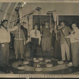 1949 Press Photo Sport Bowls Voule Shuffleboard Ice Online Online Clearance