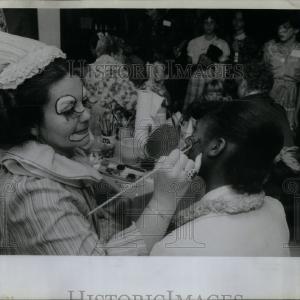 1932 Press Photo Artist Paint Clown Face Children Host - RRU95703 Cheap Outlet Store