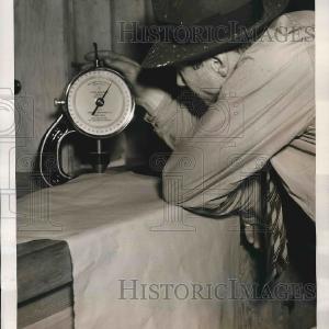 1940 Press Photo Newsprint Paper Measured for Thickness - nea90047 Factory Outlet Cheap Pice