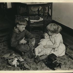 1927 Press Photo Children playing with blunt nosed scissors to prevent harm Outlet Affordable