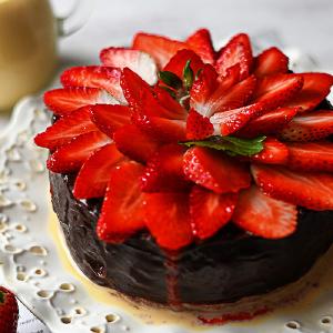 Large Strawberry Tres Leches Cake / Three Milk Cake Low Pice For Sale