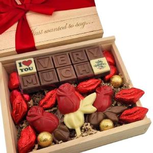 CHOCOGRAM ROSES & KISSES CHOCOLATE HAMPER Clearance Clearance