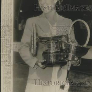 1952 Press Photo Tennis Player Maureen Connolly with Trophies from Tennis Discounts Cheap Pice