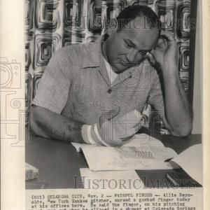 1954 Press Photo Allie Reynolds, New York Yankee Pitcher with Hand Injury Best Store To Get Sale Online