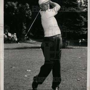 1954 Press Photo golf pro Denny Shute demonstrating his swing - net11188 Shipping Discount Authentic