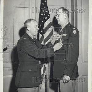 1955 Press Photo Lt Colonel William Newman US Army Awarded Legion Merit Medal Cheap Sale 100% Original