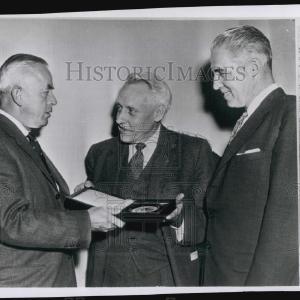 1954 Press Photo WEarl Hall, received Safety Council Award Gold Medal The Cheapest Cheap Pice